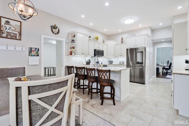 945 MEADOW RUN Court, Russiaville, IN 46979