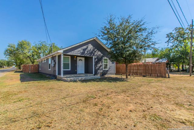 202 S Willow St, Pearsall, TX 78061