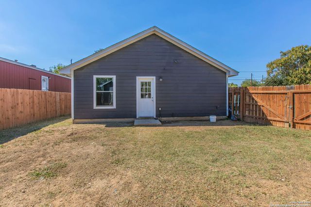202 S Willow St, Pearsall, TX 78061