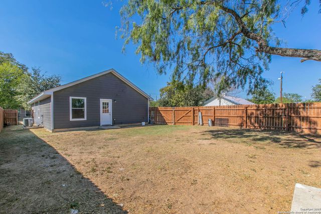 202 S Willow St, Pearsall, TX 78061