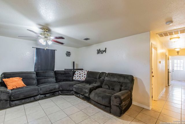 202 S Willow St, Pearsall, TX 78061