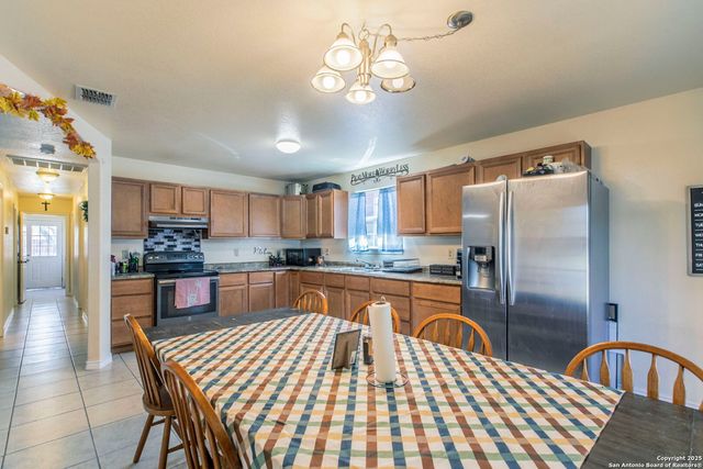 202 S Willow St, Pearsall, TX 78061