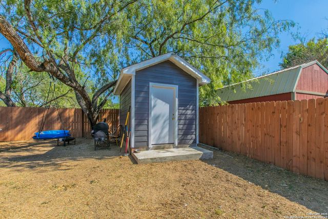 202 S Willow St, Pearsall, TX 78061