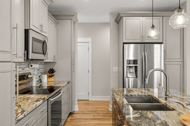 16238 Walnut Meadows Court, Urbandale, IA 50323