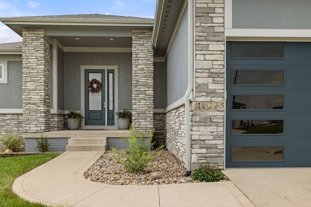 16238 Walnut Meadows Court, Urbandale, IA 50323