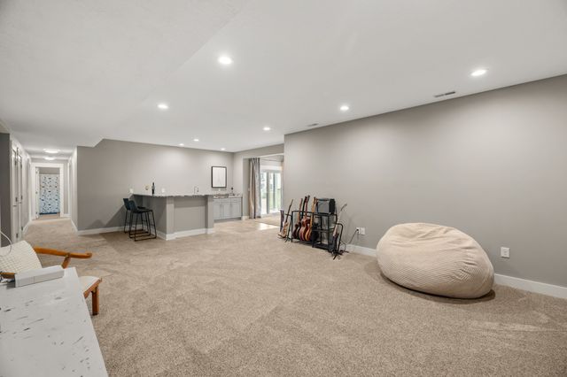 16238 Walnut Meadows Court, Urbandale, IA 50323