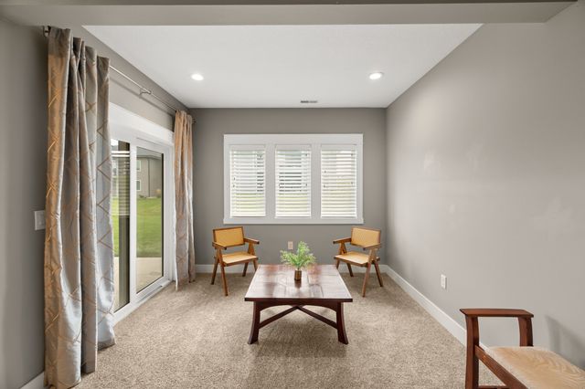 16238 Walnut Meadows Court, Urbandale, IA 50323