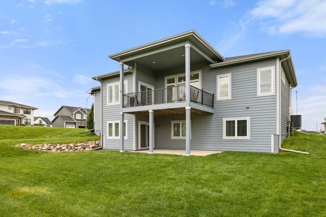 16238 Walnut Meadows Court, Urbandale, IA 50323