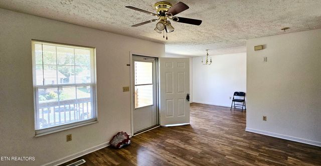 274 W Newcomen St, Alcoa, TN 37701