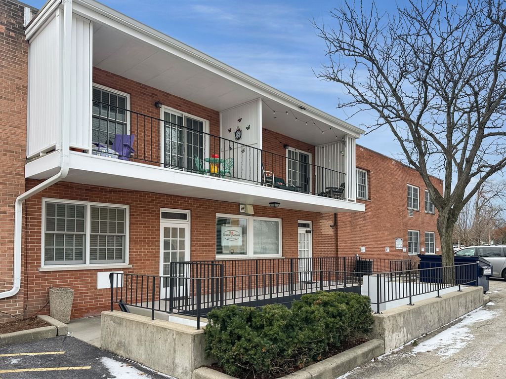 321 James Street 101, Geneva, IL 60134