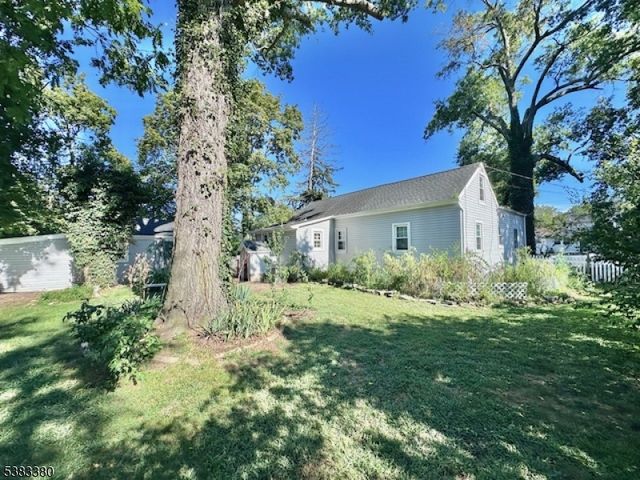 7 Avenue B, Helmetta Boro, NJ 08828