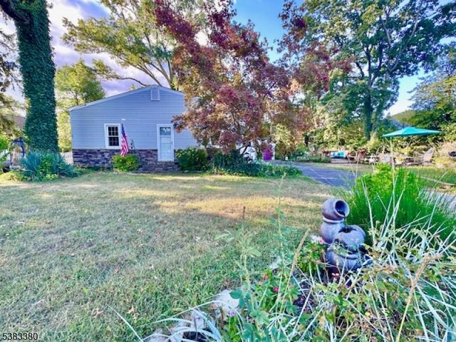 7 Avenue B, Helmetta Boro, NJ 08828