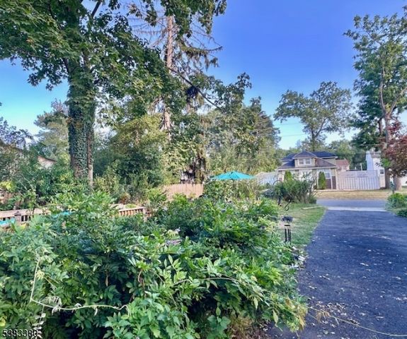 7 Avenue B, Helmetta Boro, NJ 08828