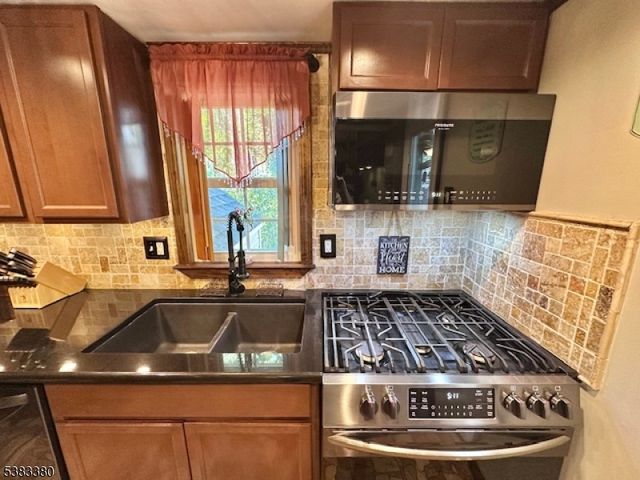 7 Avenue B, Helmetta Boro, NJ 08828