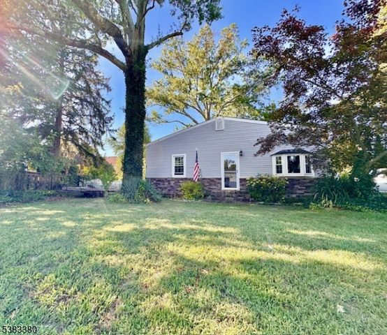 7 Avenue B, Helmetta Boro, NJ 08828