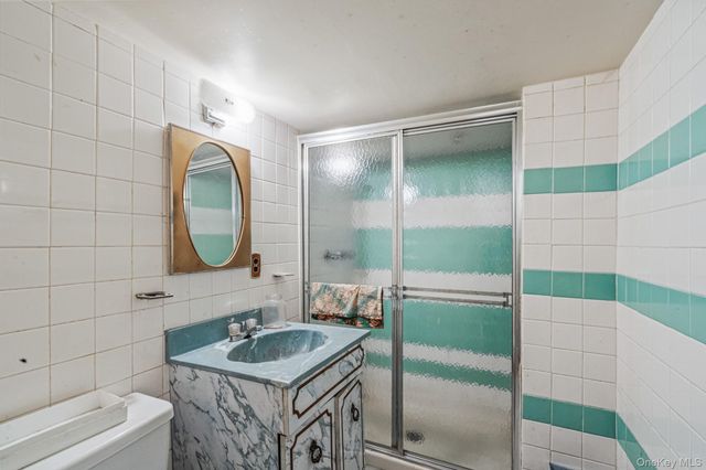 6923 59th Road, Maspeth, NY 11378