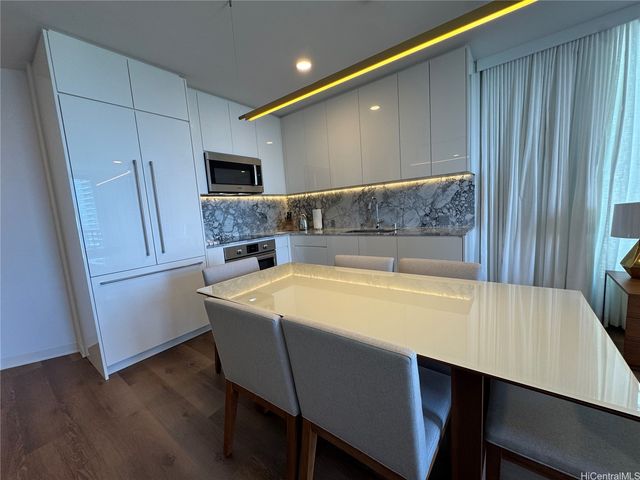 987 Queen Street 2002, Honolulu, HI 96814