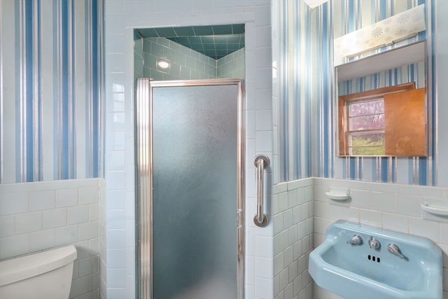 4 Greenwich Rd, Norwood, MA 02062