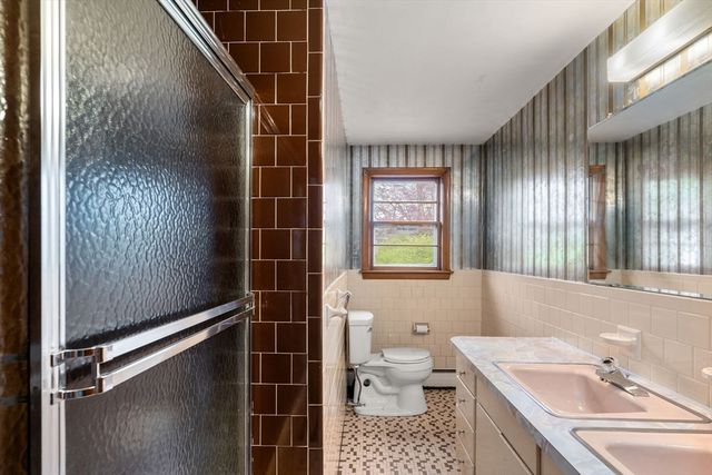 4 Greenwich Rd, Norwood, MA 02062