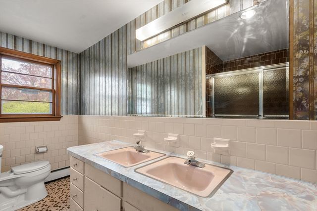 4 Greenwich Rd, Norwood, MA 02062
