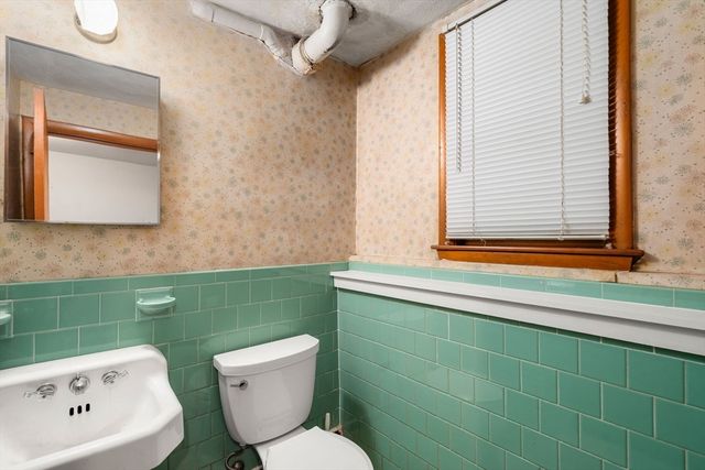 4 Greenwich Rd, Norwood, MA 02062
