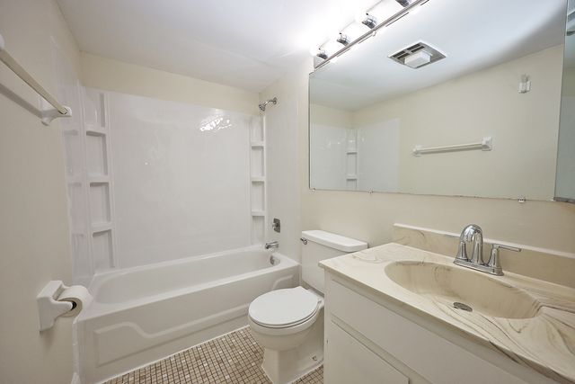 900 Perrie Drive 104, Elk Grove Village, IL 60007