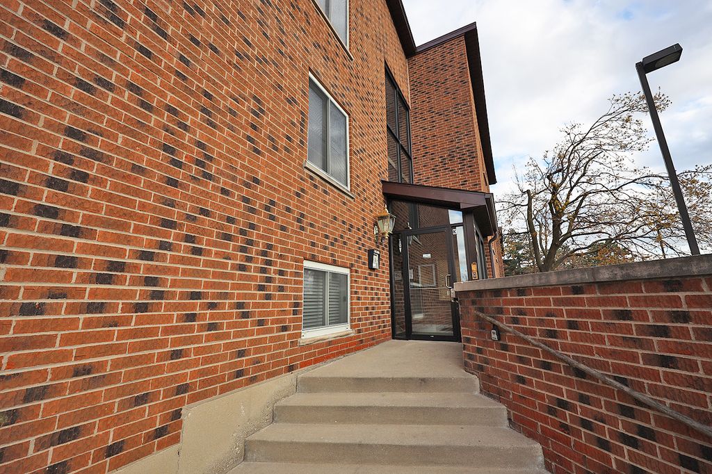 900 Perrie Drive 104, Elk Grove Village, IL 60007