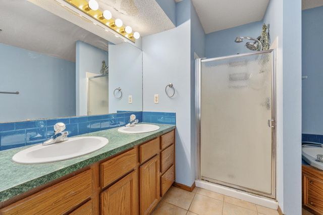 4467 N Westlake Ct, Bel Aire, KS 67220