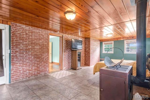 421 W College Street, Aurora, MO 65605