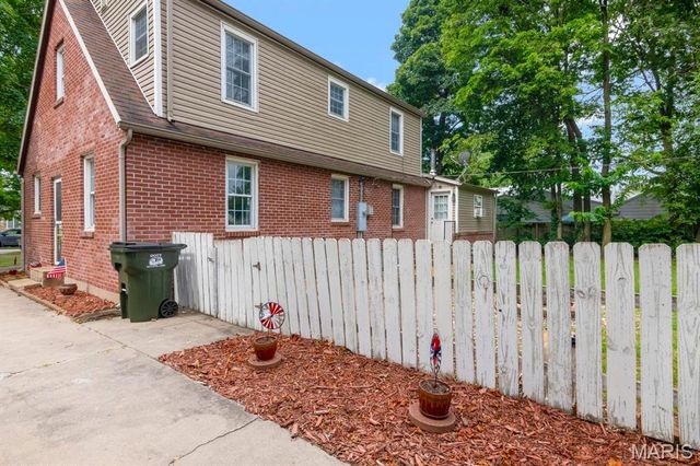 421 W College Street, Aurora, MO 65605