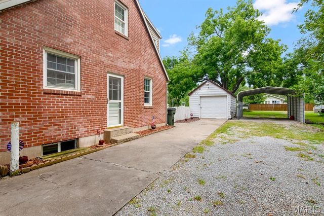 421 W College Street, Aurora, MO 65605