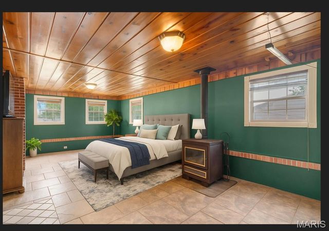 421 W College Street, Aurora, MO 65605