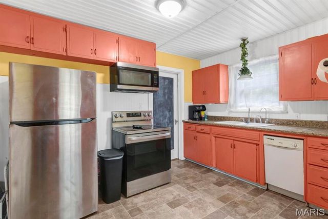 421 W College Street, Aurora, MO 65605