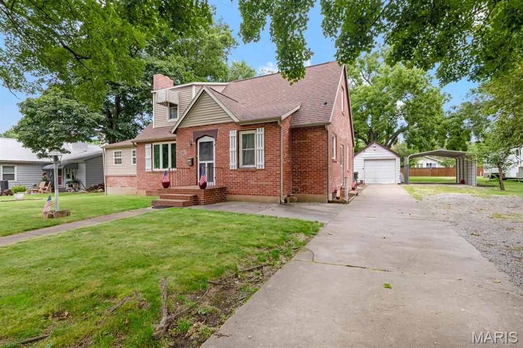 421 W College Street, Aurora, MO 65605