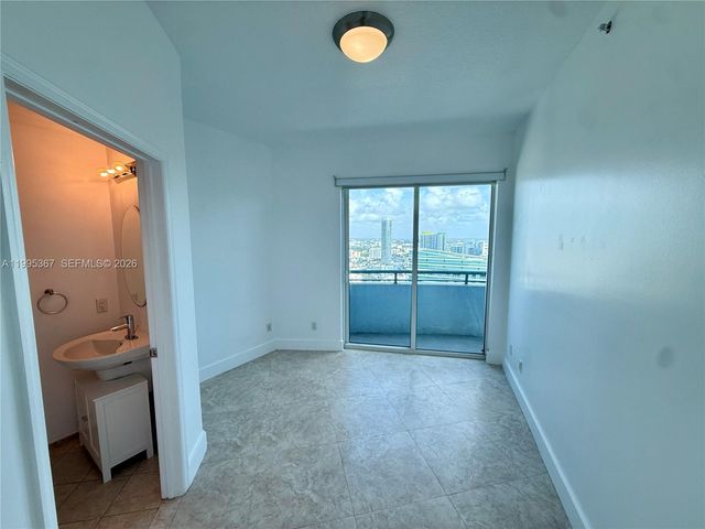 60 SW 13th St 4018, Miami, FL 33130