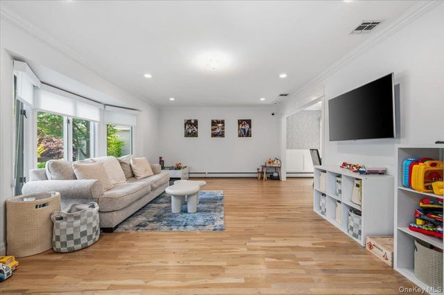 83 Joyce Lane, Woodbury, NY 11797