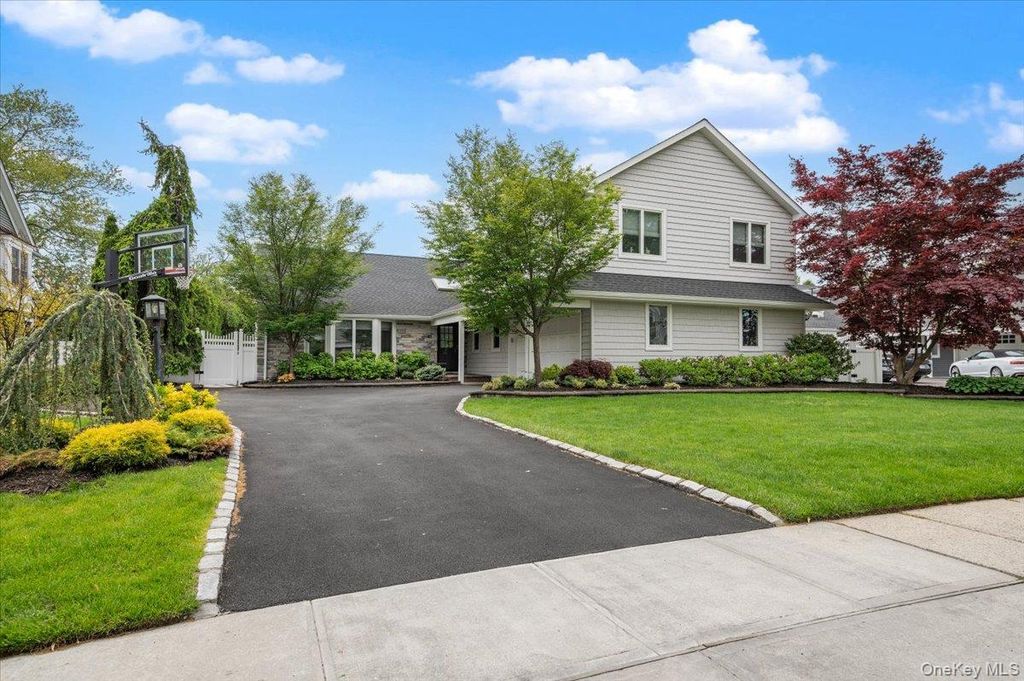 83 Joyce Lane, Woodbury, NY 11797