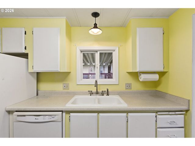 21100 Ne SANDY Blvd 83, Fairview, OR 97024