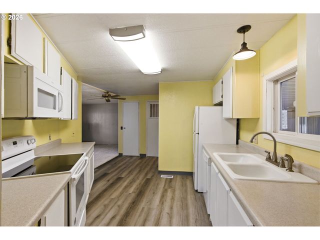 21100 Ne SANDY Blvd 83, Fairview, OR 97024