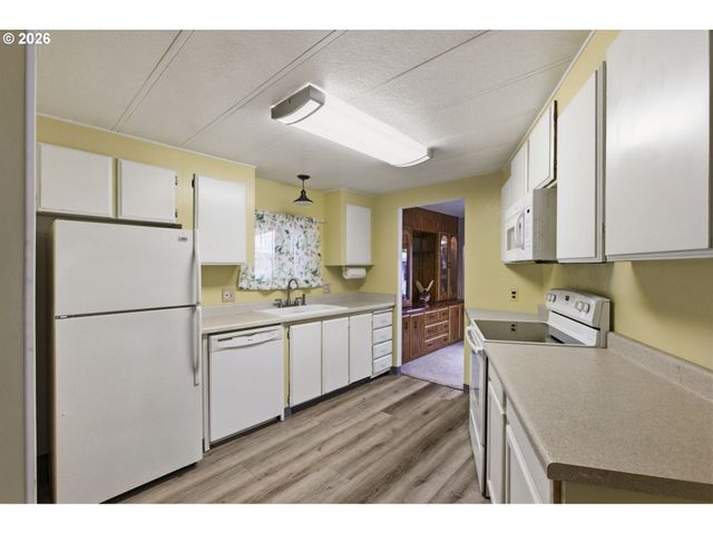 21100 Ne SANDY Blvd 83, Fairview, OR 97024