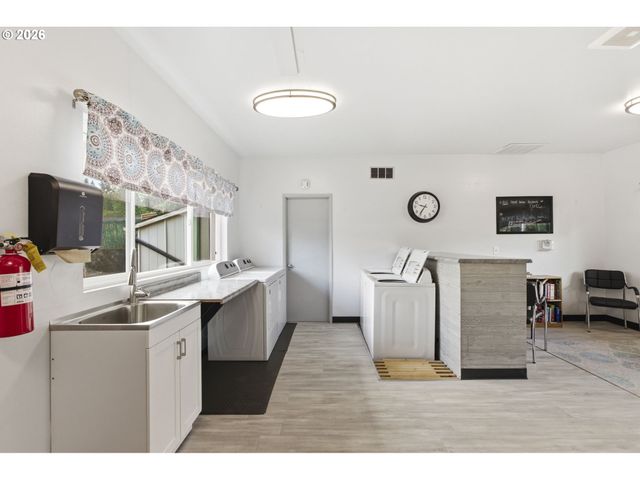 21100 Ne SANDY Blvd 83, Fairview, OR 97024
