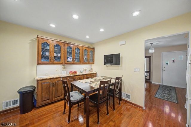 6 Hilltop Ave, Clark Twp., NJ 07066