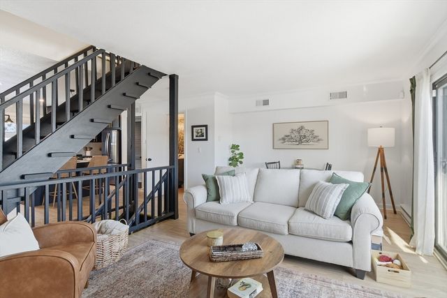 4 Pebblestone Cir 4, Suffield, CT 06078