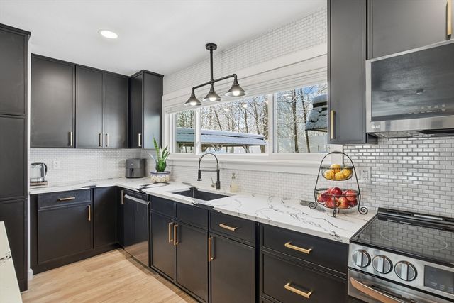 4 Pebblestone Cir 4, Suffield, CT 06078