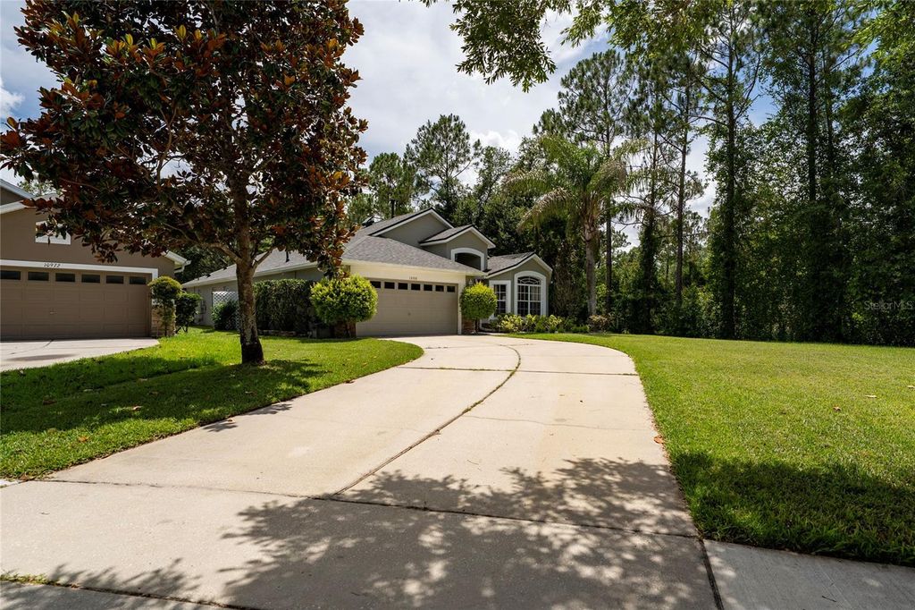 Image 4 of property listing at 10966 ELIOTTI STREET, Orlando, FL 32832
