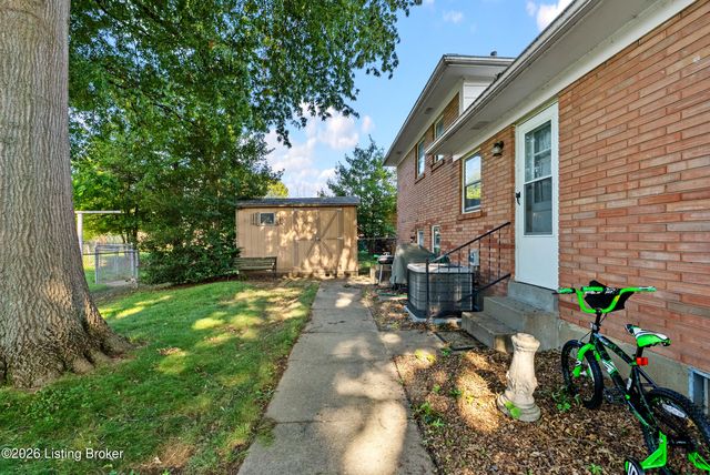 2006 Foxhurst Dr, Louisville, KY 40216