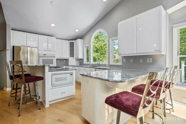 18 Pilgrim Run, East Brunswick, NJ 08816
