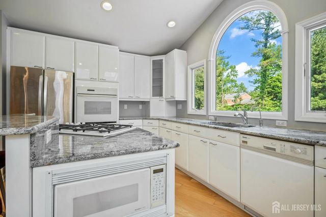 18 Pilgrim Run, East Brunswick, NJ 08816
