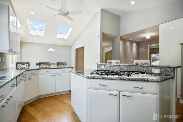18 Pilgrim Run, East Brunswick, NJ 08816