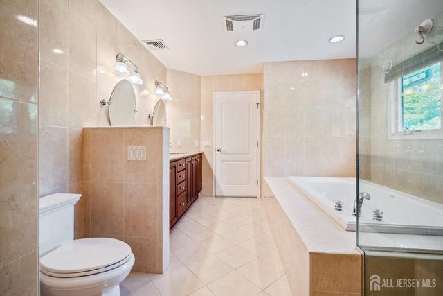 18 Pilgrim Run, East Brunswick, NJ 08816